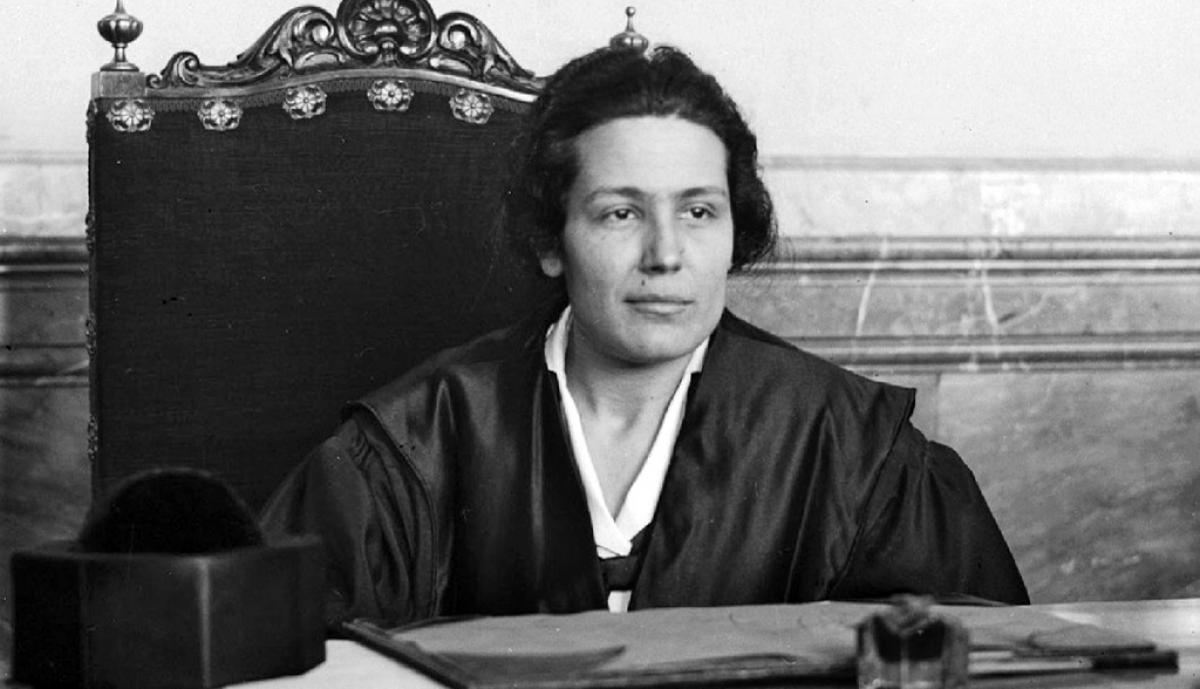 Victoria Kent ante los estudiantes en junio de 1931