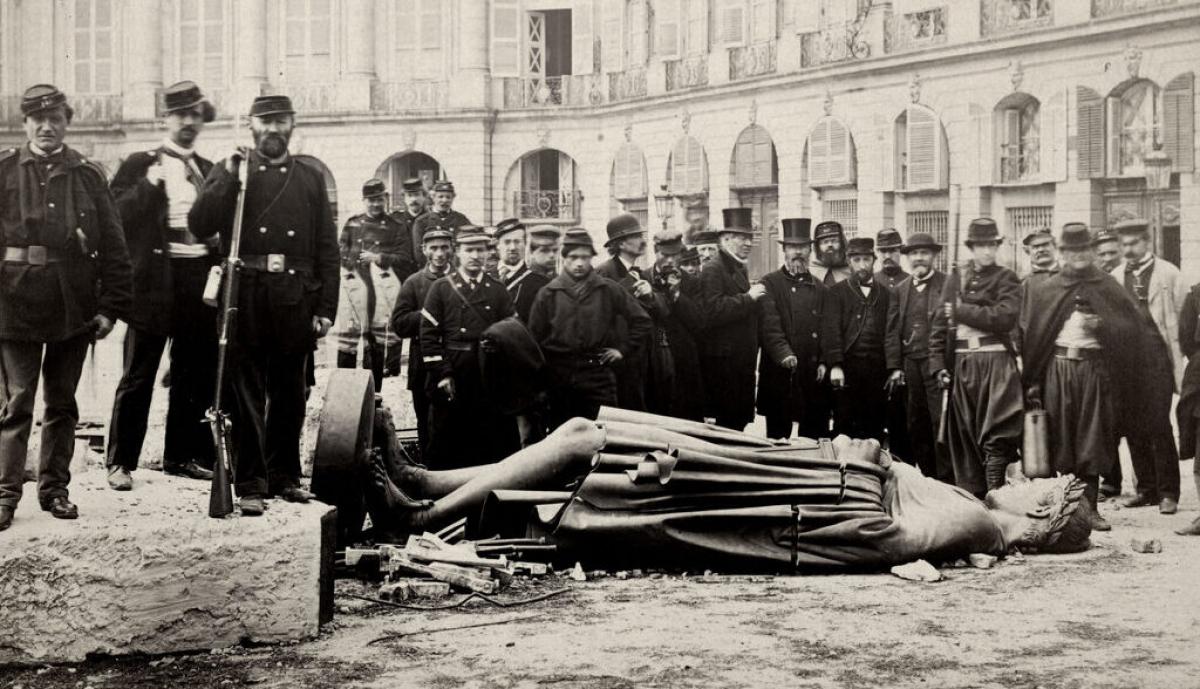 ¿Qué se decretó en la Comuna el primero de mayo de 1871?